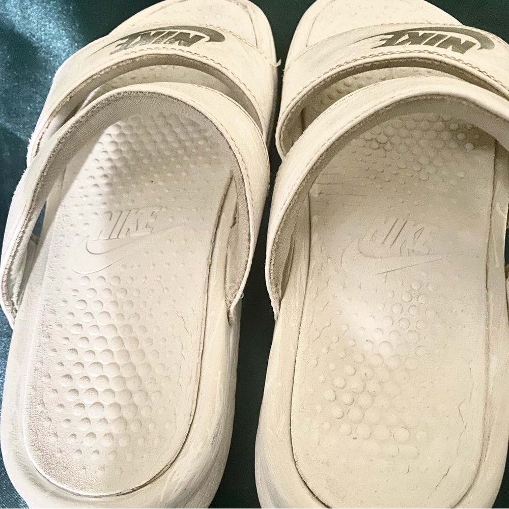 Women’s Nike Benassi Duo Ultra Slides Size 7